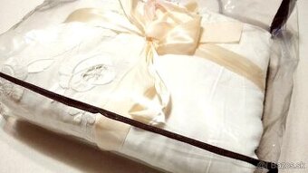 Vyšívaný starožitný prehoz na manželskú posteľ