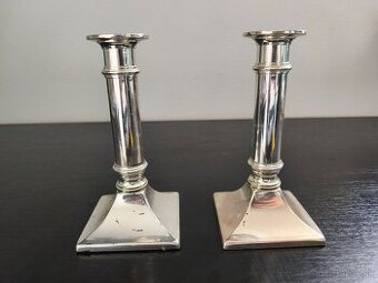 Pár svietnikov