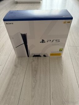 Predam Playstation 5 Slim s mechanikou + 2 ovladace + hra