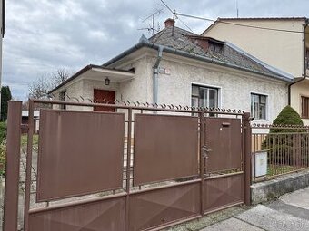 - výhradný predaj rodinného domu s predzáhradkou