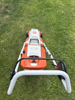 Predám Aku Kosačku Stihl Rma 235 set 2x baterka AK 20