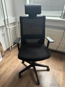 Predám kancelársku stoličku v čiernej farbe