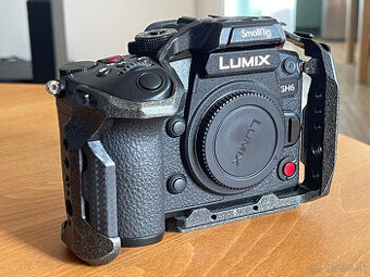 Panasonic GH6 s klietkou