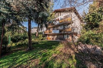 Dvojpodlažný dom Na Hradnom Kopci s dvojgarážou Staré Mesto