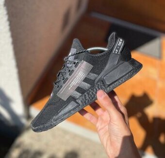 ADIDAS NMD R1. V2 44 2/3 TRIPLE BLACK