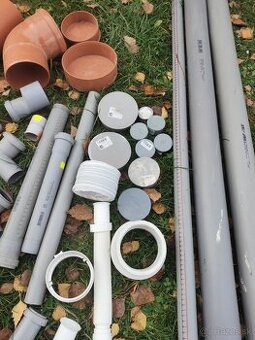 Kanalizačné PVC rúry, kolená, spojky - pozostatok zo stavby