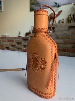 Predám krásnu pollitrovku ručne viazanú do zdobenej kože - 1