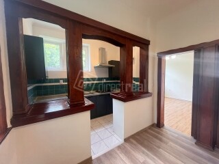 Trojizbový byt s charakterom rodinného domu v centre Lučenca