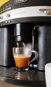 DeLonghi ESAM 3000.B - super zachovalý stav