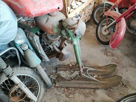 Snezny skuter motorka Jawa veteran historicky kus