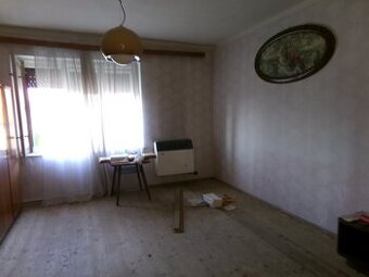 Na predaj veľký pozemok 2885m2 so starším domom v obci Žikav