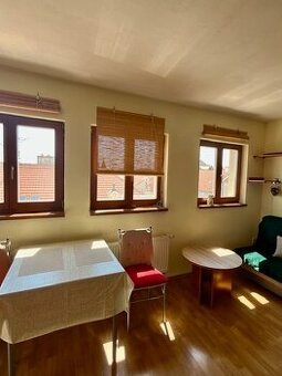 2-izb.byt s terasou 30 m2, pešia zóna, vrchné poschodie