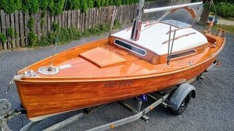 Mahagonová kajutová plachetnica jolový křižník 1960