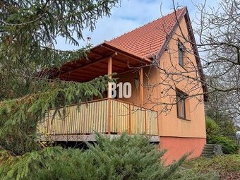 Priestranný rodinný dom s garážou na veľkom pozemku v obci V