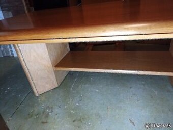 Predam stolik do obyvacky.Cena 24e.rozmery d120xs80cm.v okol
