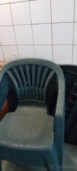 Plastovy stol a 5 stoliciek