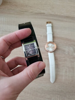 Čierne štýlové hodinky