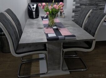 Jedálenský stôl a stoličky