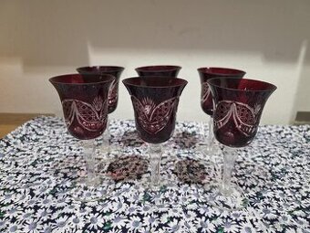 Rubínové poháre na víno