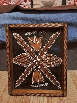 Ručne vyrezávaná drevená kazeta / obraz - ľudový motív