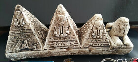 Pyramídy- dekoračný predmet dovezený z Egypta
