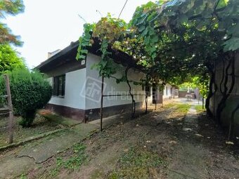 Na predaj slnečný pozemok /807m2/ so starším domom - …