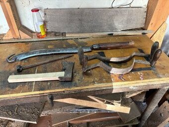 Staré rezbárske a tesárske náradie