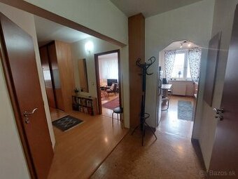 Predám priestranný 3 izbový byt v Trenčianskych Tepliciach.