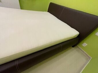 Krásna pohodlná posteľ v 100% stave