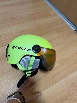 Lyžiarska prilba so štitom