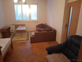 Prenajmem 2i byt v centre Levíc