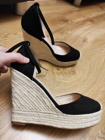 Sandále na kline/plnom opätku