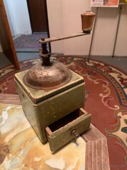 Starožitny mlynček na kávu
