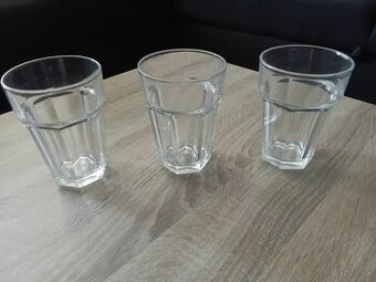 Predám sklenené poháre - 200 ml a 400 ml.