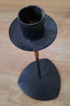 čierny kovový svietnik