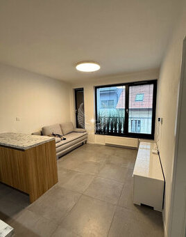 ŠTÝLOVÉ BÝVANIE V SRDCI STARÉHO MESTA – Moderný 2i byt v pro