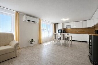 Veľký dvojgeneračný RD s bazénom v obci Petrova Ves