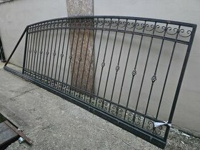 Samonosná kovaná brána