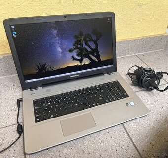 Medion Akoya / Intel i3-6100U / 8GB RAM / 256GB SSD / 17.3" - 1
