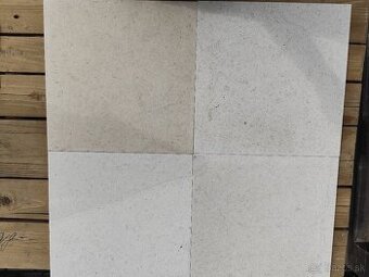 Prirodni kamen na dlazbu,44x44 20 mm