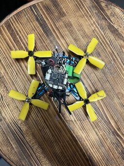 Dron malý