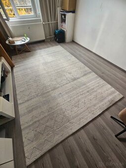 Koberec veľmi dobrý stav