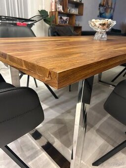 Na predaj krásny masívny stôl