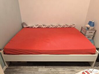 Predám postel, rám postele s roštom IKEA 200x140