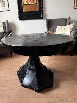 Masivny starozitny stol