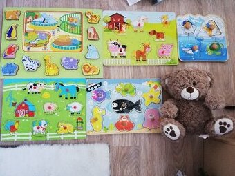 drevené vkladačky a plyšový medvedík