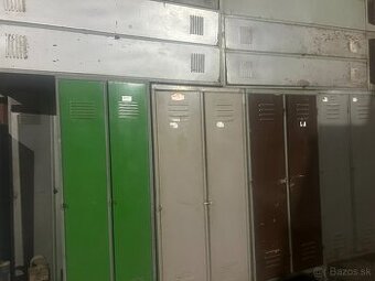 dvojdielna kovová šatníková skriňa