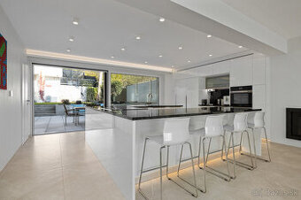 Zum Verkauf steht eine Villa mit Smart-Technologien und Aufz