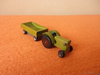 stará čs. hračka - drevený traktor s vlečkou, Tofa 60. roky