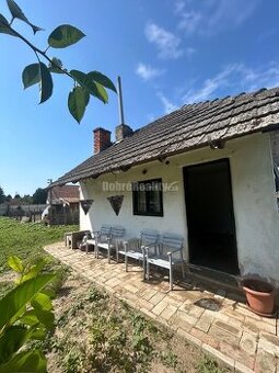 Exkluzívne, pozemok pri Váhu s malou chalúpkou, murovanou pe